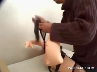 아시아의 험악한 친구 빌어 먹을 그의 플라스틱 더러운 비디오 인형 와 색욕