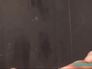 2 الآسيوية الفتيات في torn جينز إعطاء المص إلى 2 chaps جلسة إلى هم وجه يمسح في ال مرتبة سرير