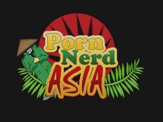 Asiatiskapojke provet av brunett baben