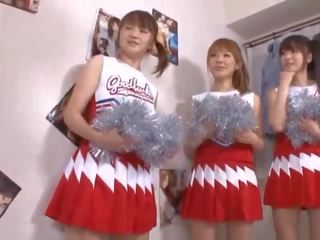 Tiga besar tetek jepang cheerleaders berbagi batang