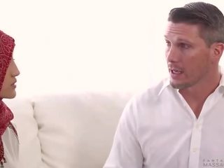 Stupendous молодий індійська виклик дівчина отримувати a глибоко tissue масаж на в стіл