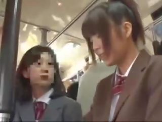 Ufficio studentessa stimolato con vibratore dando pompino su suo ginocchia su il autobus