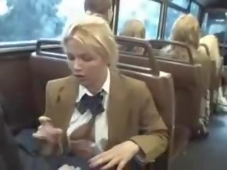 Blondin sötnos suga asiatiskapojke adolescents medlem på den tåg