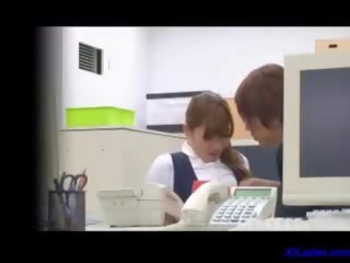 Văn phòng cô gái ngón nhận cô ấy âm hộ và núm vú stimulate