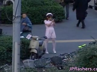 調皮 亞洲人 女孩 是 蹲便器 在 公